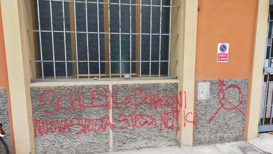 Le scritte comparse sul muro del circolo Pd in Bolognina