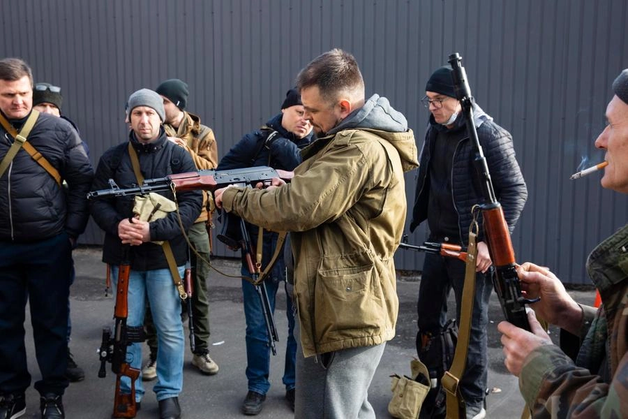 Ucraina, la distribuzione delle armi alla popolazione (Ansa)