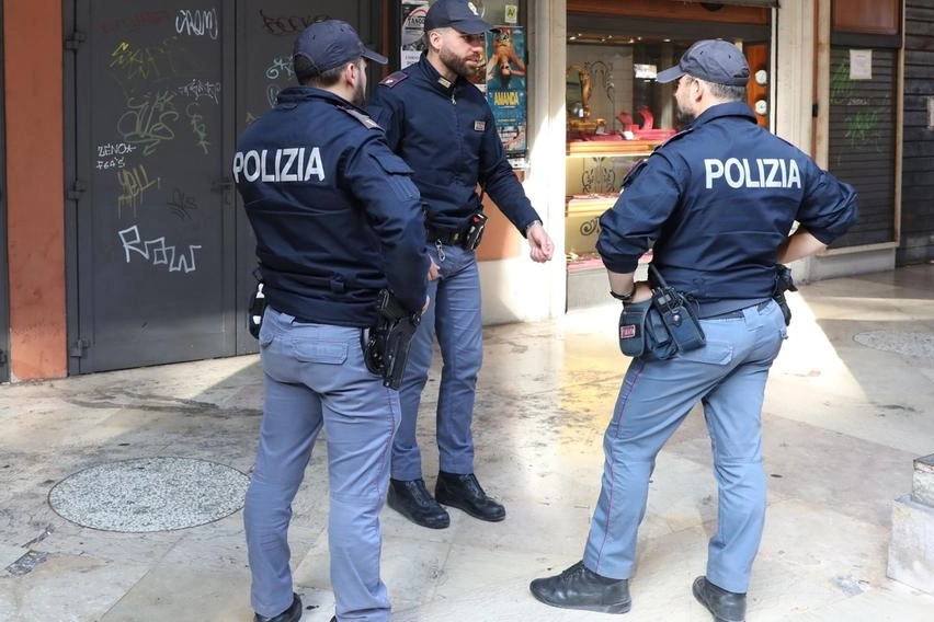 I poliziotti hanno arrestato lo scippatore, un bulgaro di 40 anni