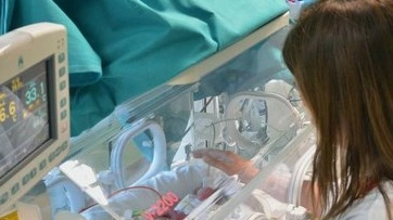 Il bambino di Siena potrebbe essere rimasto vittima di un’infezione da virus sinciziale