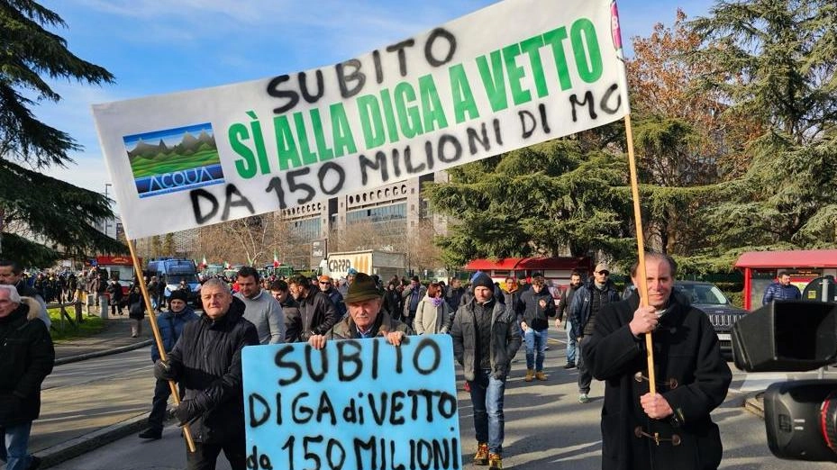 Gli agricoltori pro-diga in marcia: "Puntiamo al festival di Sanremo"