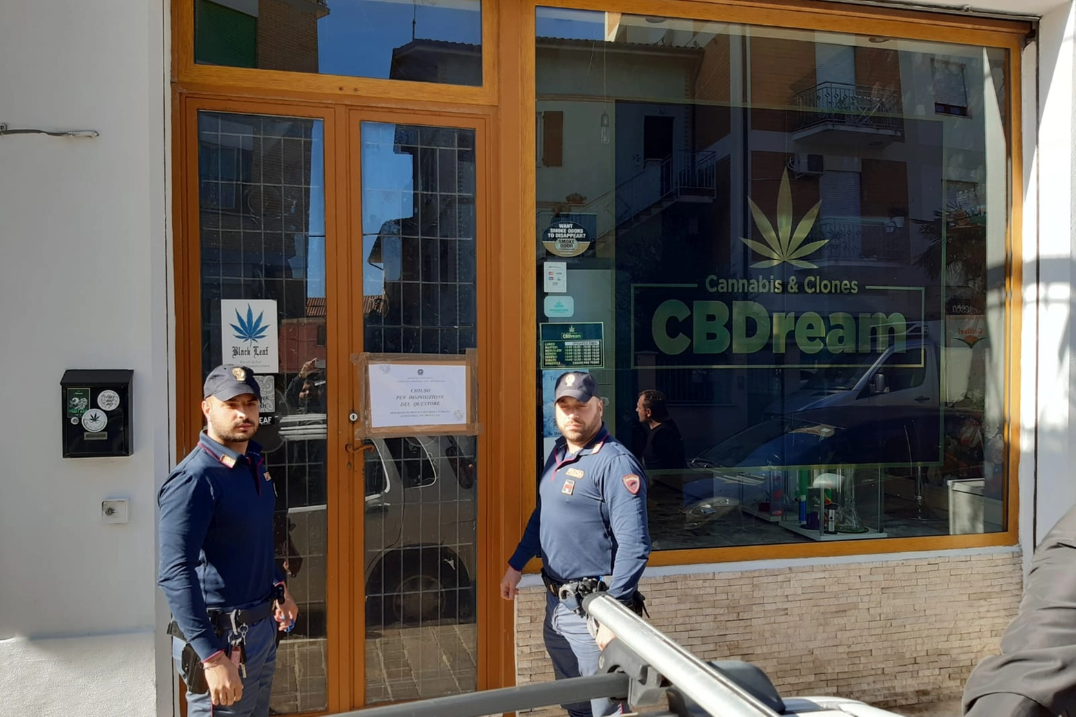 Cannabis light, uno degli shop chiusi in provincia di Macerata