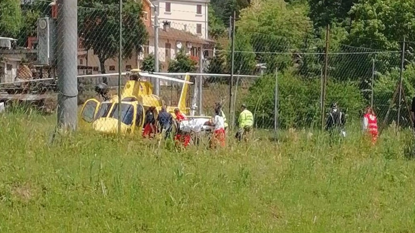 L’eliambulanza è atterrata nella frazione di Serralta e ha trasportato il motociclista a Torrette