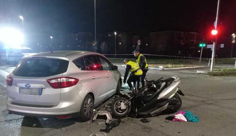 Travolto da un’auto a un incrocio: scooterista muore poco dopo i soccorsi