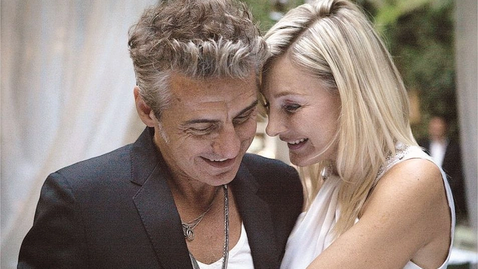 Luciano Ligabue con la moglie Barbara Pozzo
