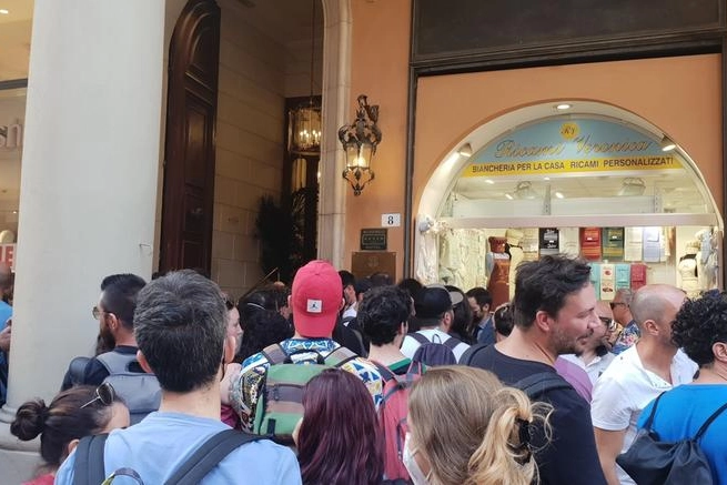 I fan degli Iron Maiden appostati fuori dall'hotel Majestic