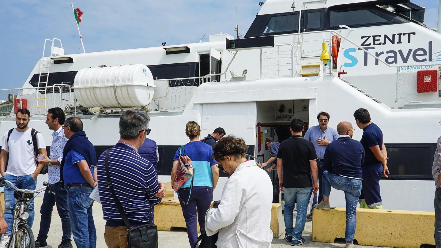 Il catamarano era diretto verso Termoli (foto De Marco)