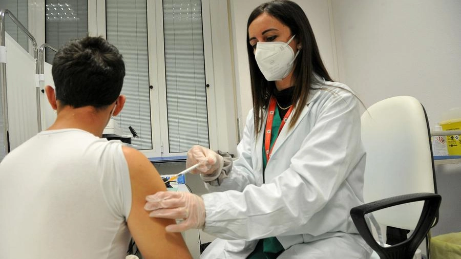 Un'operatrice sanitaria inocula il vaccino anti Covid (Ansa)