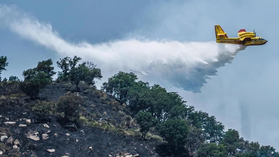 Operazioni aree di spegnimento dell'incendio sul Monte Barbaro