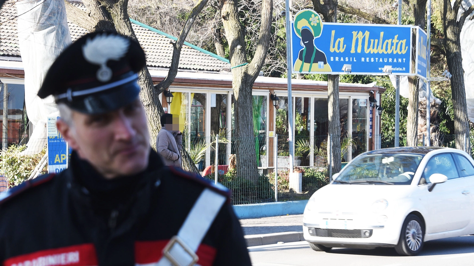 I carabinieri davanti al locale dove è avvenuta l'aggressione (Migliorini)