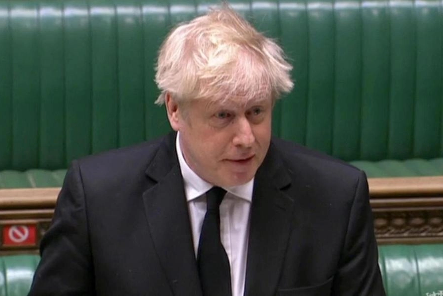 Boris Johnson con i capelli tagliati dopo mesi (Ansa)