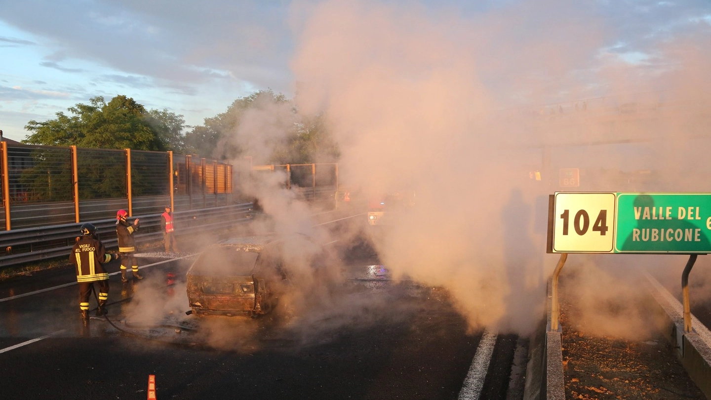 Rapina al portavalori in A14, auto in fiamme (foto Ravaglia)