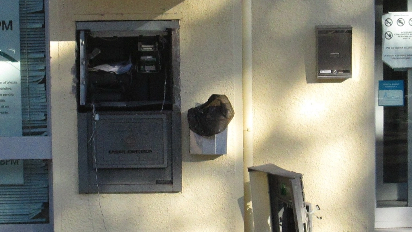 Un assalto al bancomat (foto repertorio)