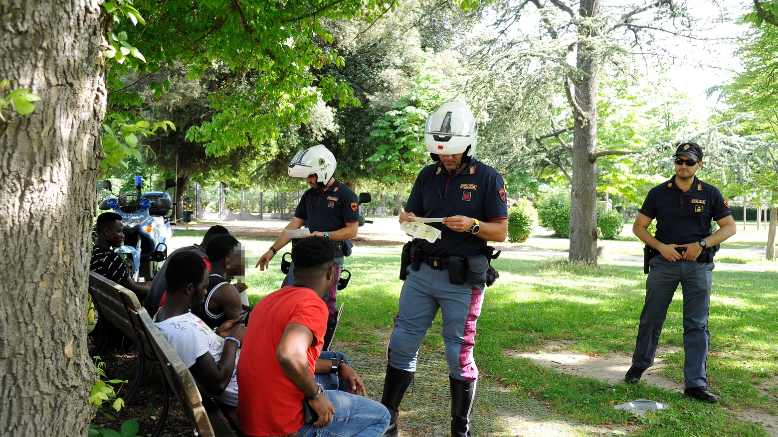 Controlli della polizia ai Giardini Diaz (foto Calavita)