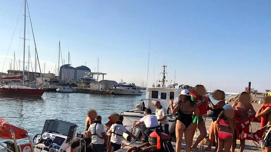 Pesaro, barca rischia di affondare, salvate undici persone