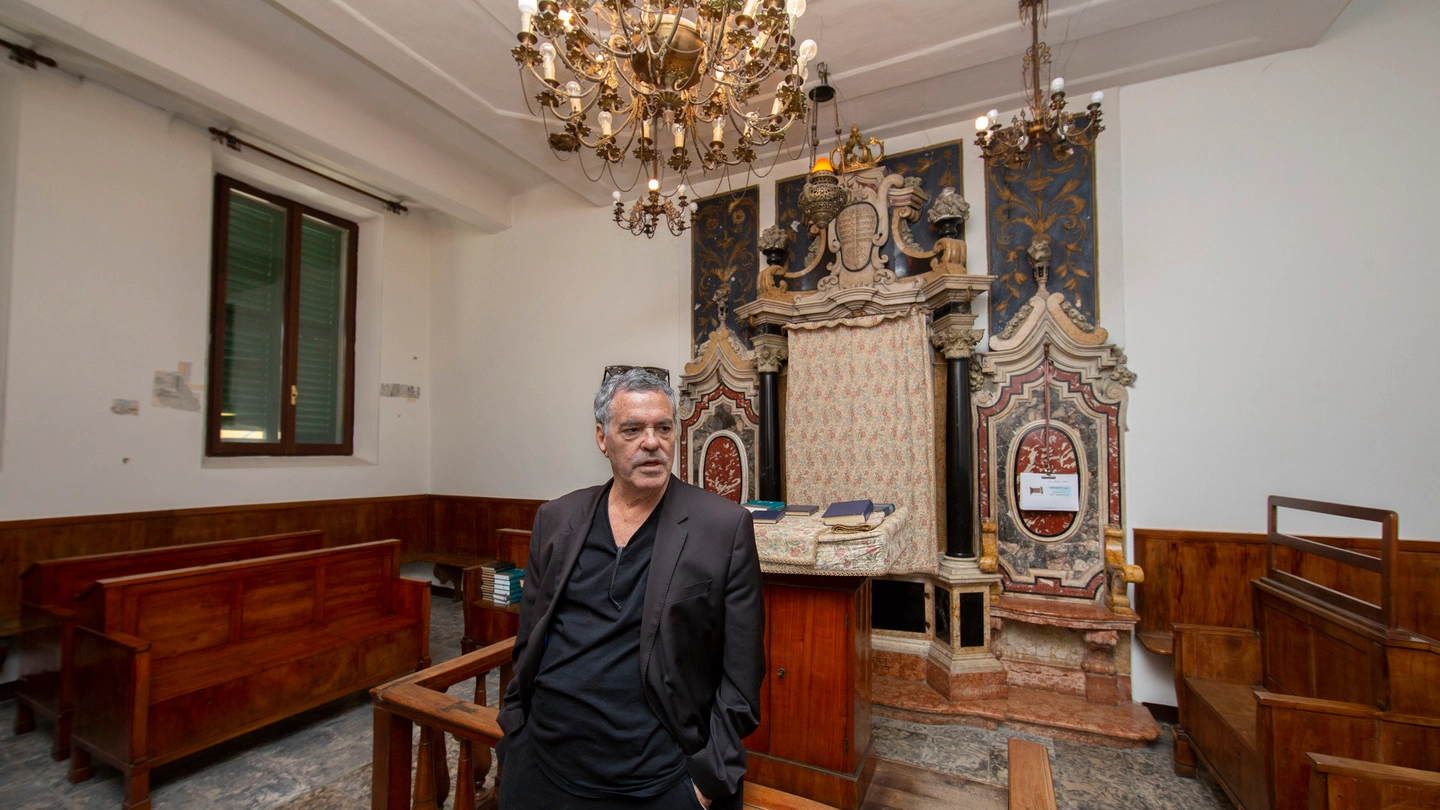 Il regista israeliano Amos Gitai all’interno della Sinagoga di via Mazzini (foto Marco Caselli Nirmal)