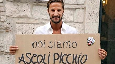 Luca Antonini dopo la firma (foto dal profilo Facebook dell’Ascoli)