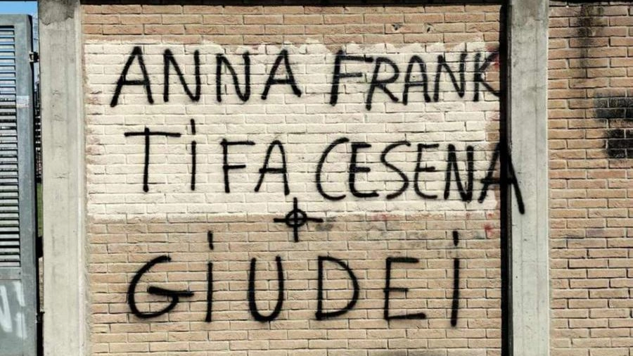 La scritta antisemita apparsa allo stadio di Rimini e condannata dal club
