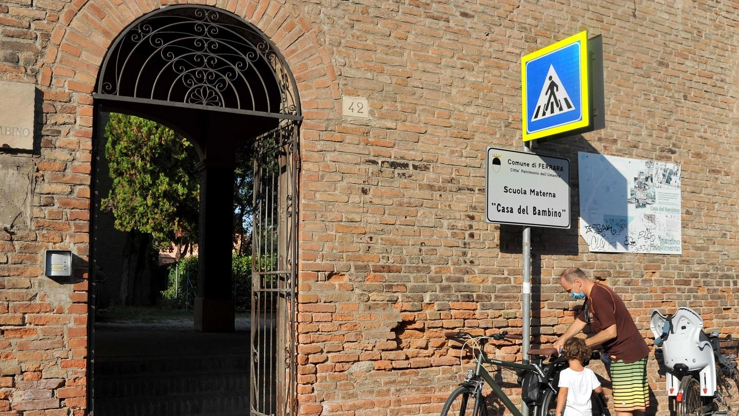 L’ingresso della scuola comunale di corso Biagio Rossetti (foto Businesspress)