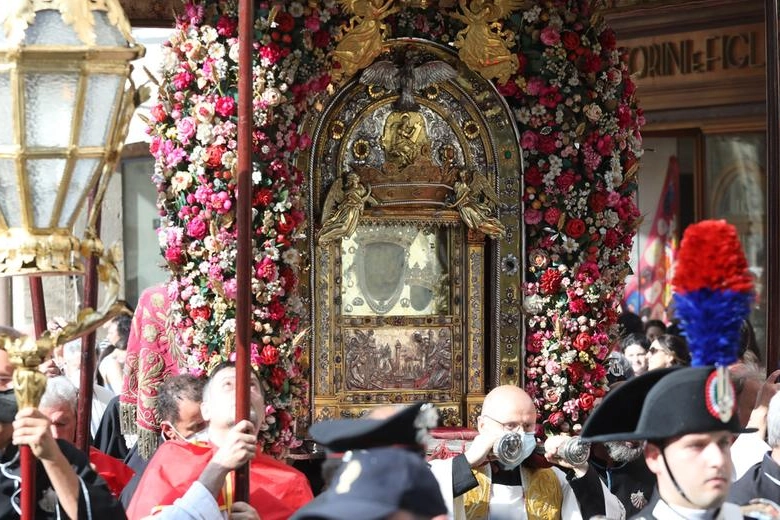  la benedizione della Madonna di San Luca ieri davanti a San Petronio