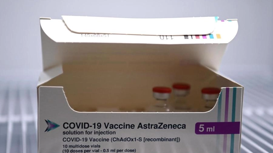 Covid, le nuove disposizioni sulla somministrazione del vaccino di AstraZeneca (Ansa)