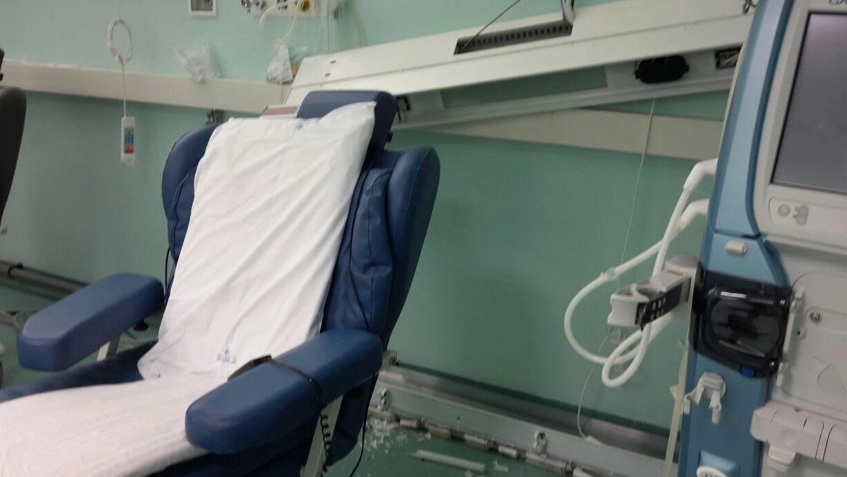 La plafoniera caduta nel reparto dialisi  dell’ospedale di Cona