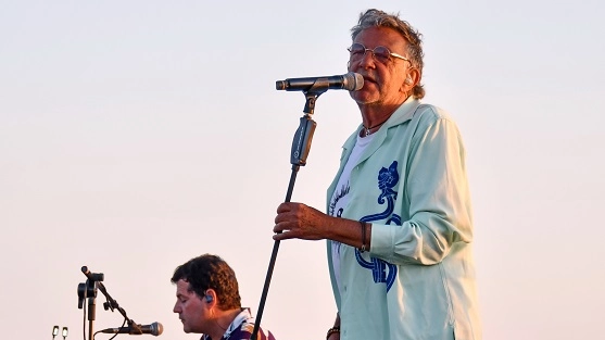 Alan Sorrenti canta ad Albe in controluce (Foto Nives Concolino)