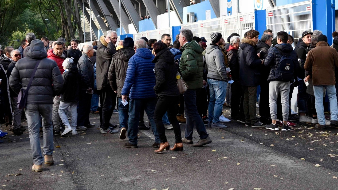 La fila ai cancelli del Paolo Mazza (foto Businesspress)