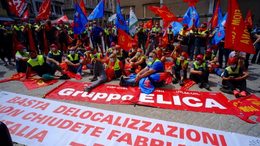 Una protesta dei lavoratori di Elica contro la delocalizzazione annunciata dall’azienda