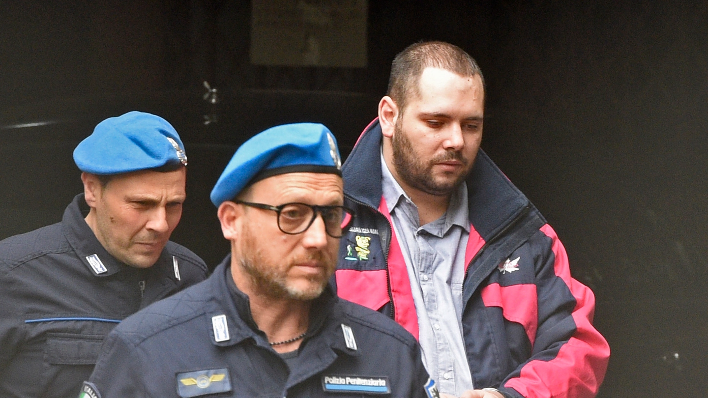 Filippo Ferlazzo con la polizia penitenziaria