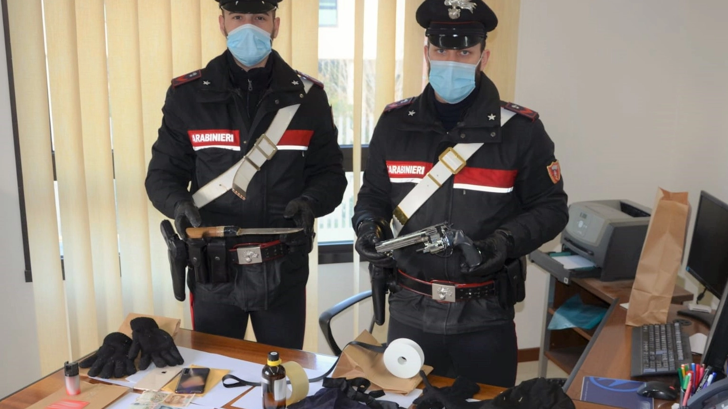 Il materiale sequestrato alla banda dei rapitori cinesi