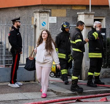 Incendio in via Vestri a Bologna, il terrore dei vicini: "Abbiamo provato a farli uscire"