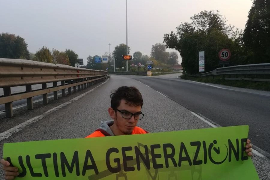 Un manifestante sulla tangenziale di Padova
