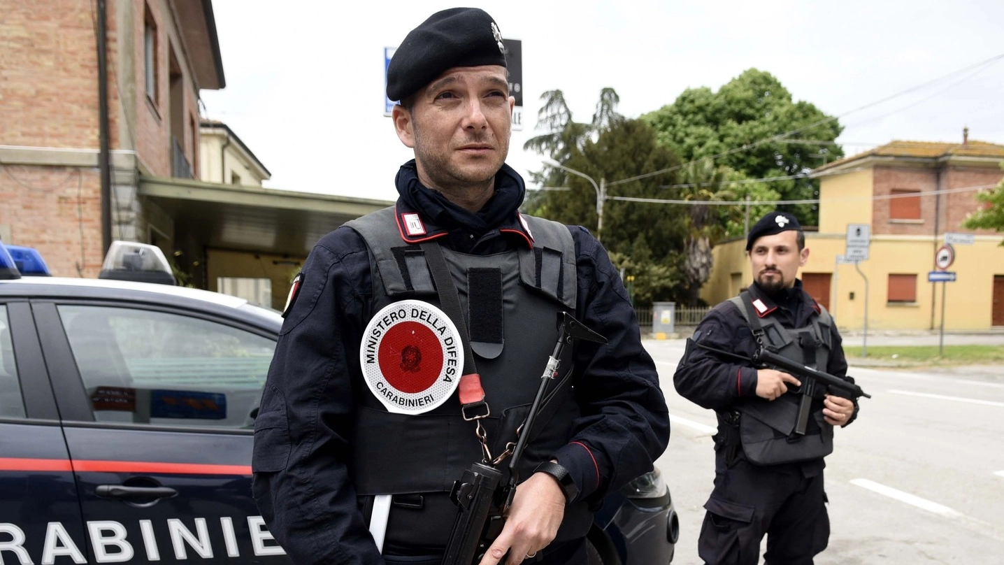 I carabinieri impegnati nelle ricerche (foto Businesspress)