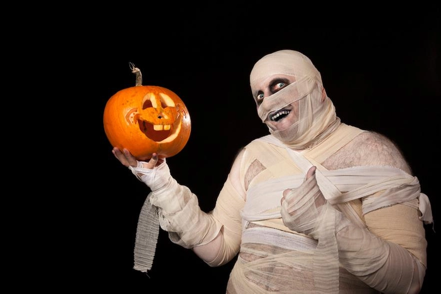 Una "mummia" di Halloween con la zucca