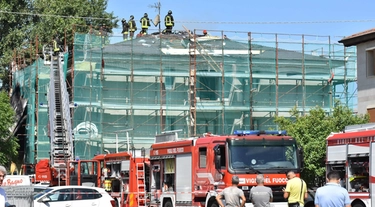 Incendio a Reggio Emilia, brucia il tetto di una palazzina: abitanti in fuga