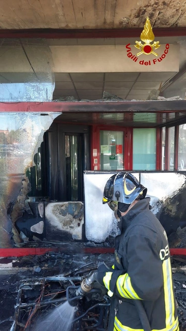 Incendio oggi a Bologna, motorino in fiamme in via Cimabue fa ‘esplodere’ la vetrina dell’Unicredit