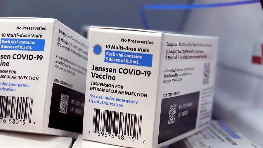 Alcune confezioni del vaccino Johnson&Johnson (Ansa)