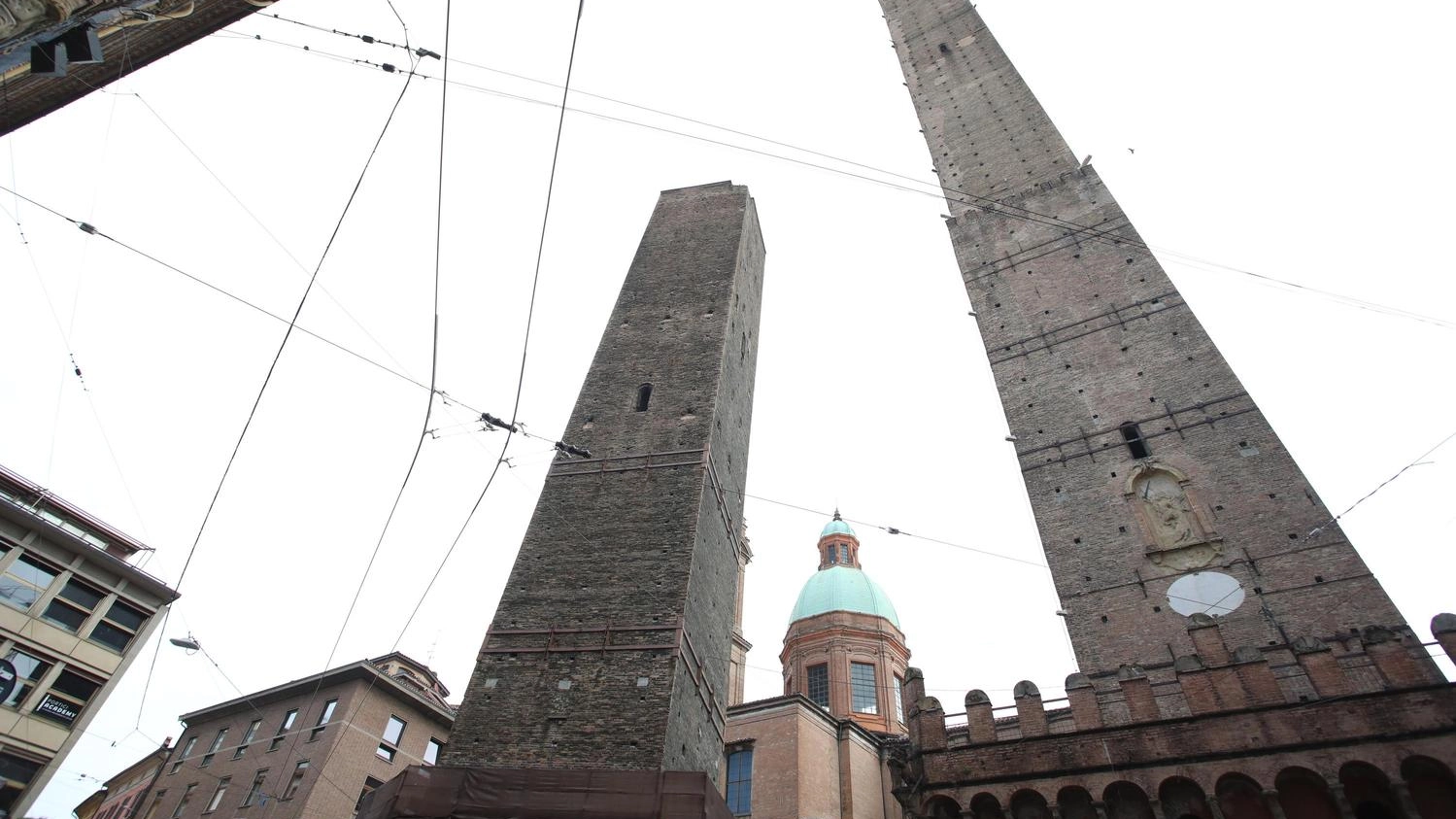 Il sindaco Lepore illustra le tappe degli interventi per la torre a rischio. Il ministro Sangiuliano: "Patrimonio Unesco? Non serve a consolidarla". .