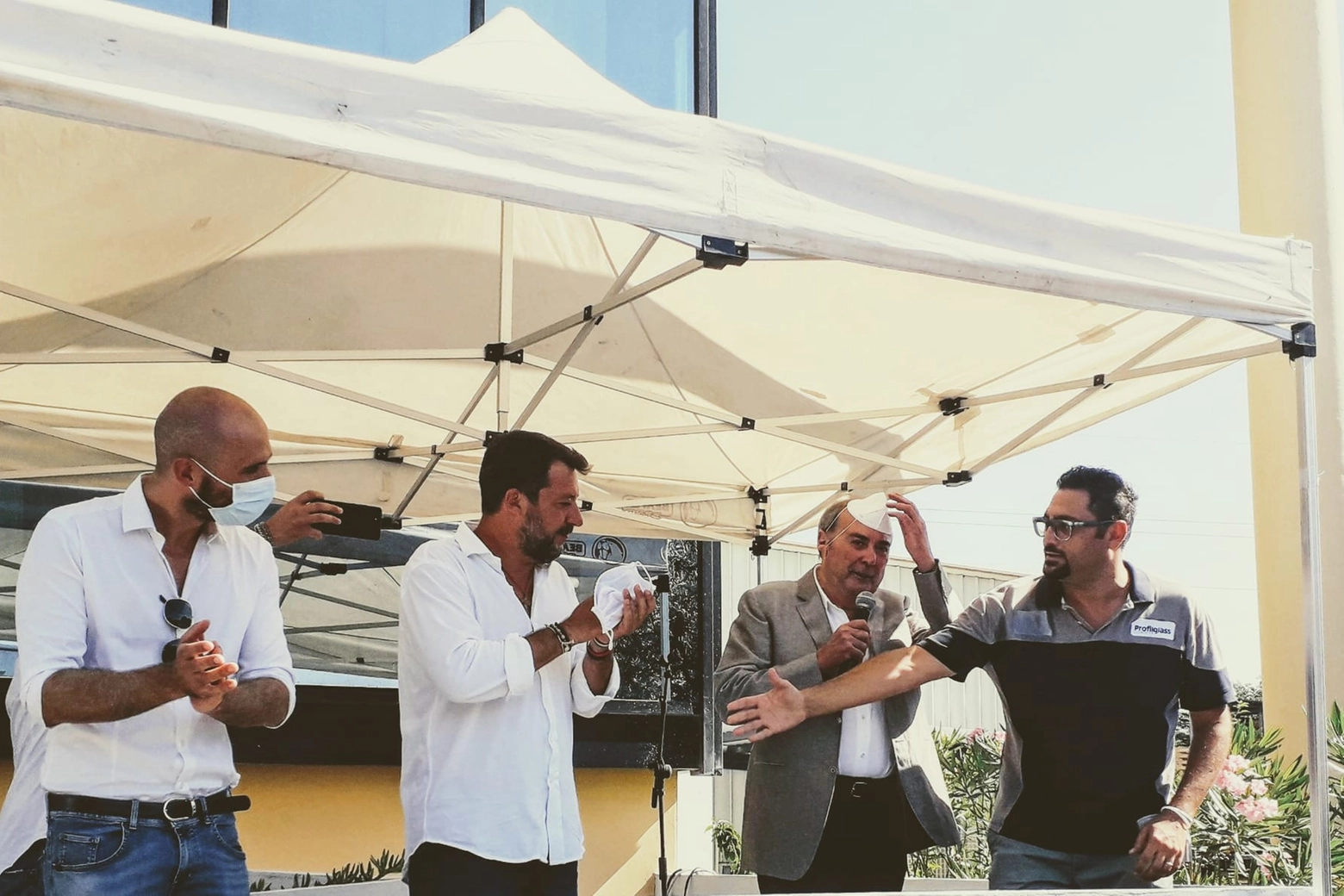 Salvini sul palco allestito nel piazzale della Profilglass accanto a Giancarlo Paci