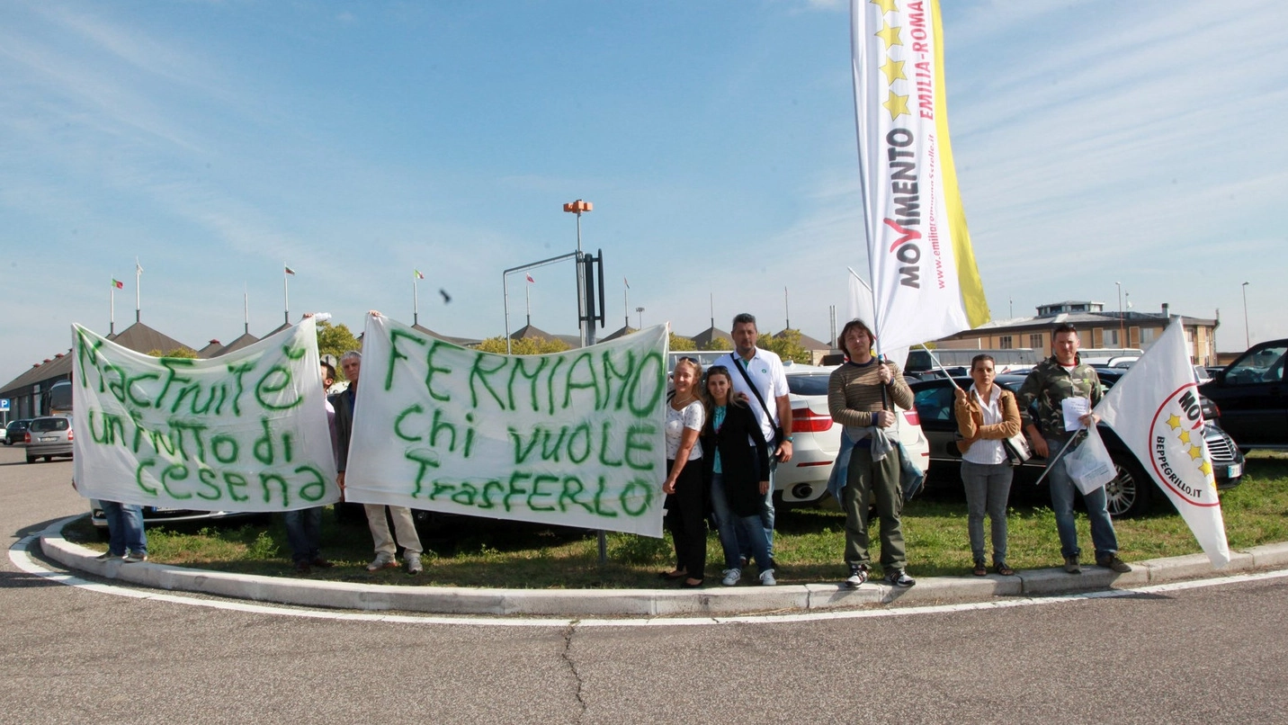 Cesena, manifestazione del M5S all’ingresso della fiera di Pievestina (Foto Ravaglia)