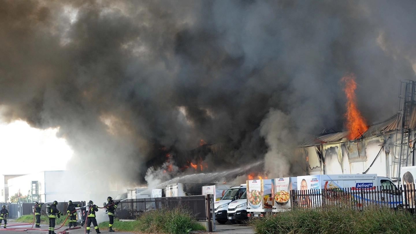 Ferrara, un incendio devasta il capannone Bofrost in Diamantina (Foto Businesspress)