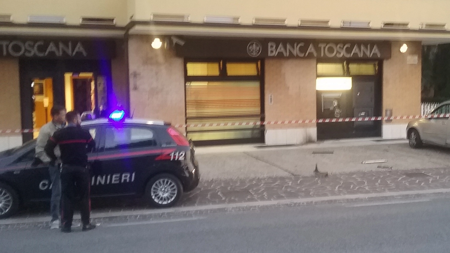 Banca Toscana, bancomat saltato. L’arrivo dei carabinieri (foto Cruciani)