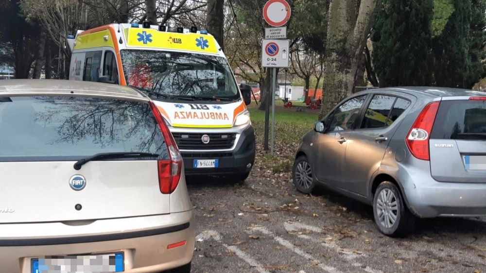 Le due auto che bloccano l’ambulanza (foto Torri)