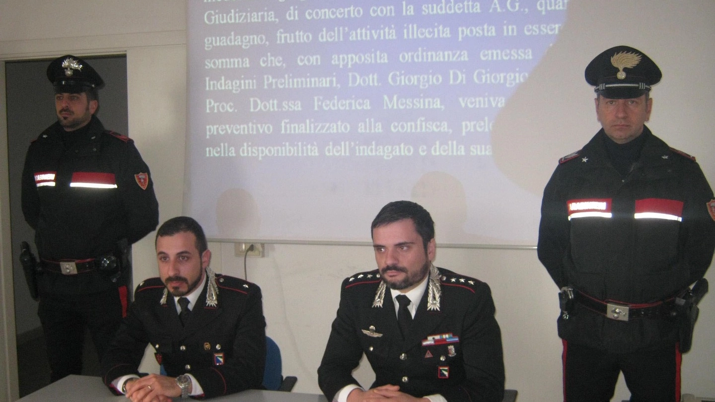 Da sinistra il sottotenente Matteo Alessandrelli e il capitano Francesco Esposito illustrano l’operazione