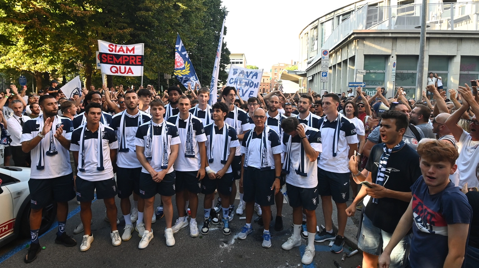La squadra circondata dai tifosi in piazza Azzarita