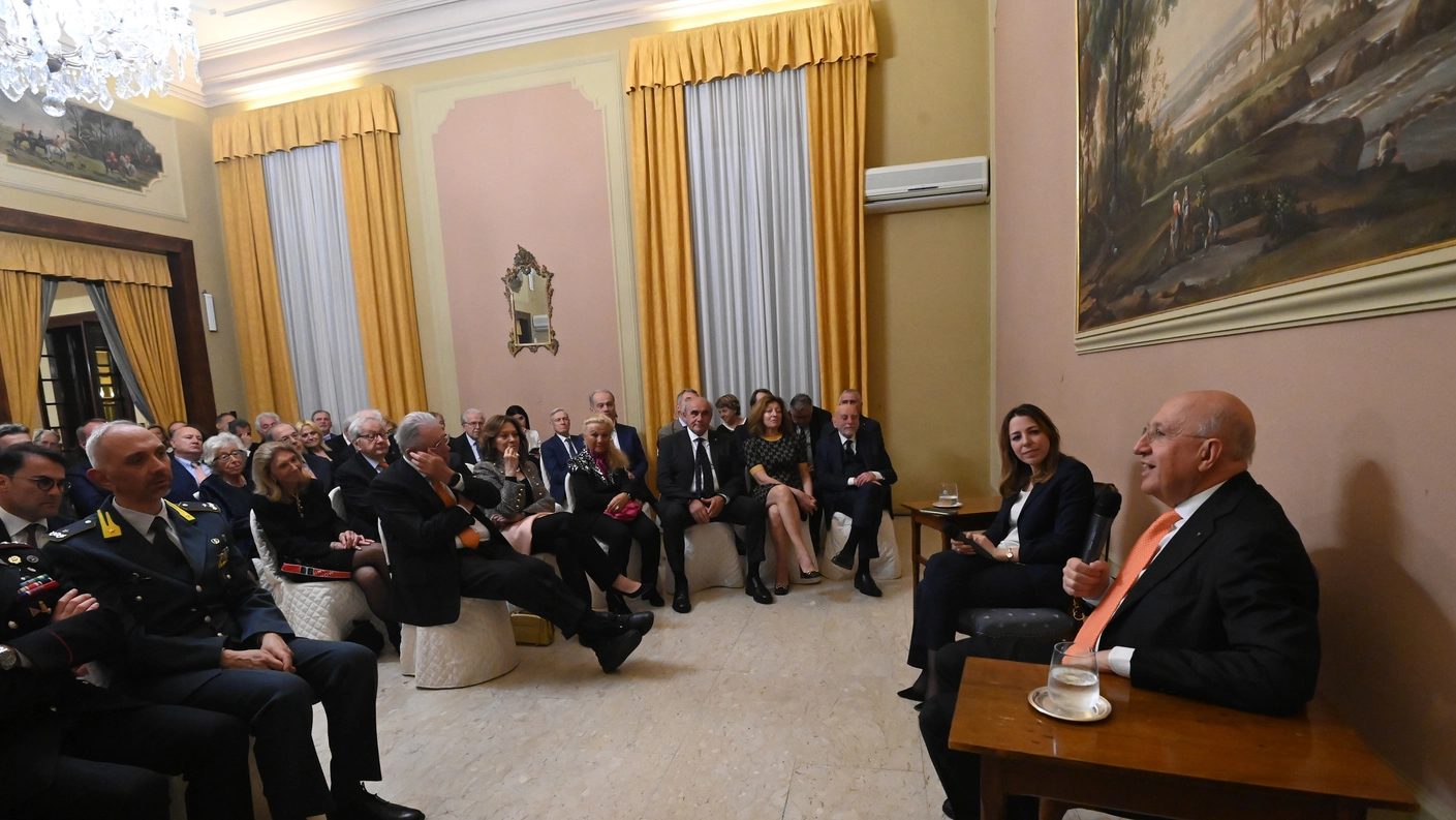 Antonio Patuelli al Circolo della Caccia di Bologna con la direttrice Agnese Pini e il presidente del Circolo Roberto Iseppi