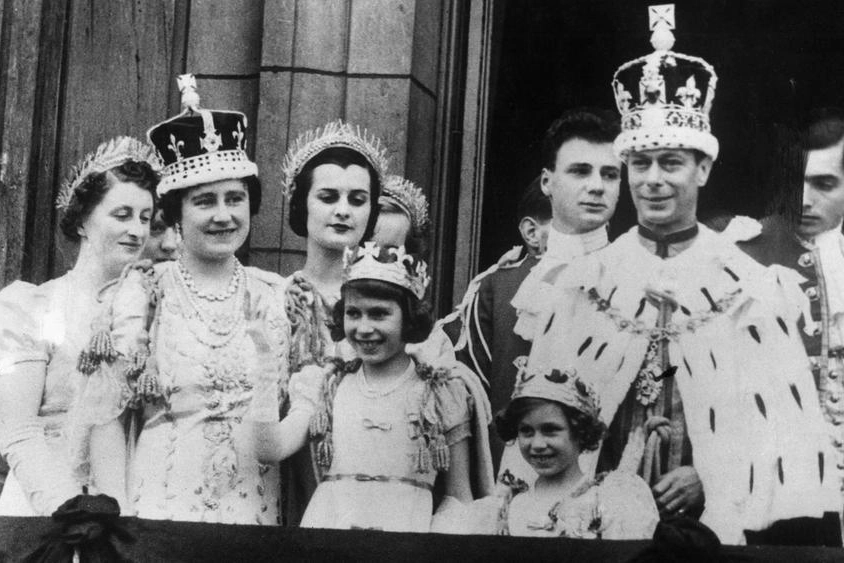 Elisabetta da bambina, con il padre Giorgio VI, la madre Elisabetta e la sorella Margart