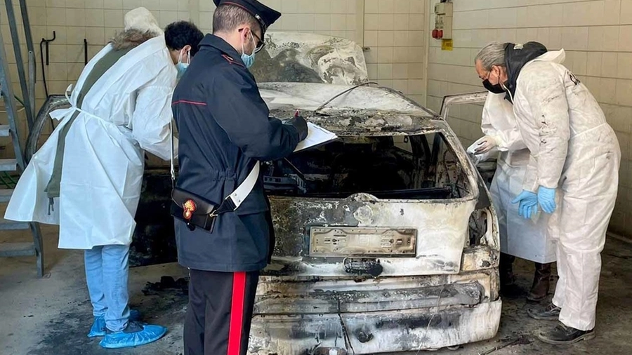 I carabinieri analizzano la carcassa della macchina dei cugini Benazzi
