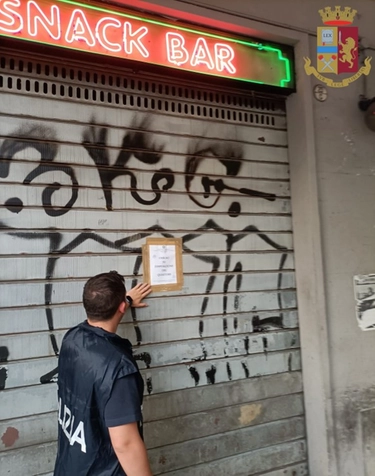 Bar chiuso in via Tibaldi a Bologna: “Spaccio di droga tra i clienti”